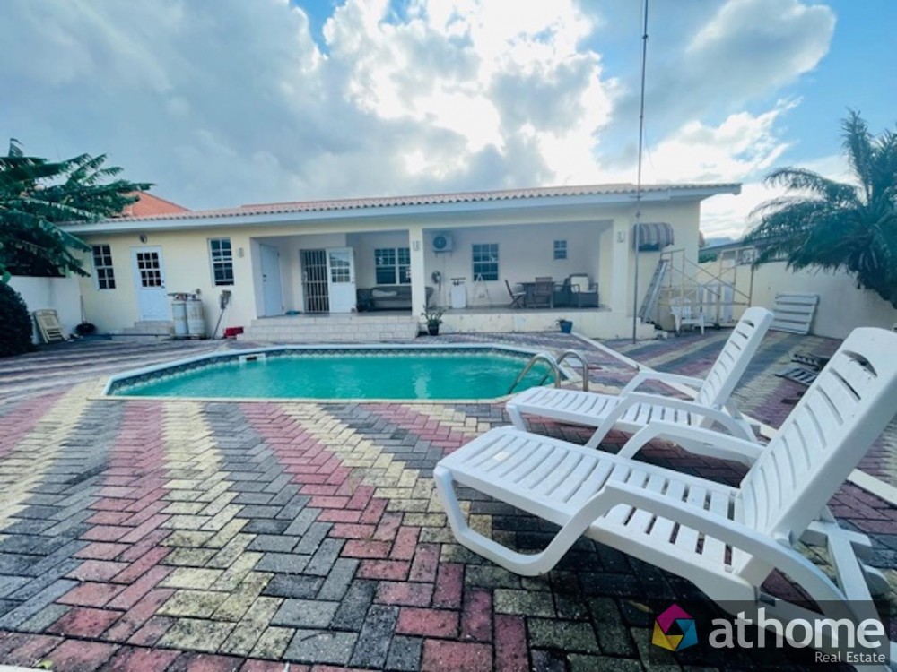 House with studio and swimming pool Sunset Heights for Sale