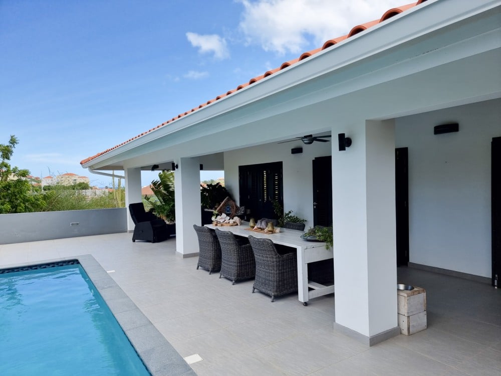 Prachtige Villa met twee Studios in het Chique en Veilige Blue Bay te Koop
