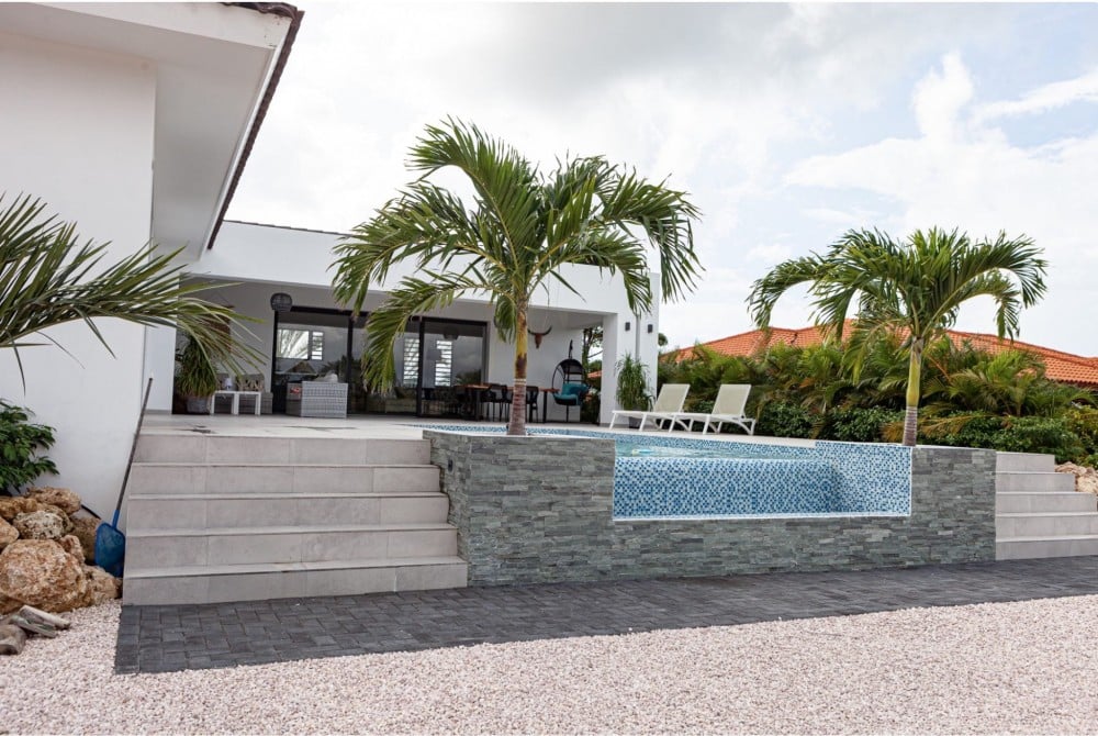 Moderne Villa met Zwembad op Blue Bay te Koop