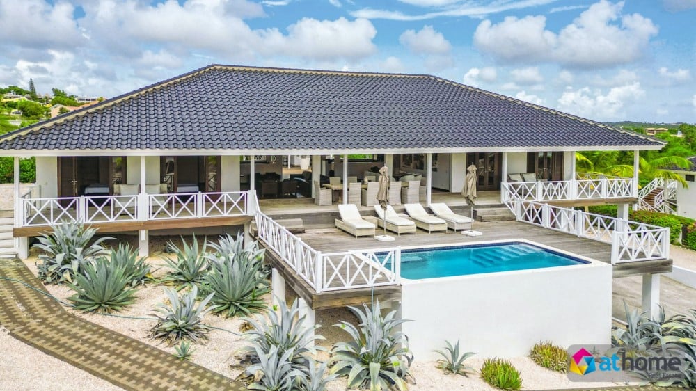 Luxe Villa met Zwembad en Appartement op Vista Royal Te Koop